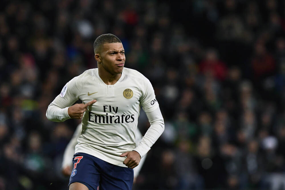 香港举办年度国际赛马盛事 入场旅客人数创新高